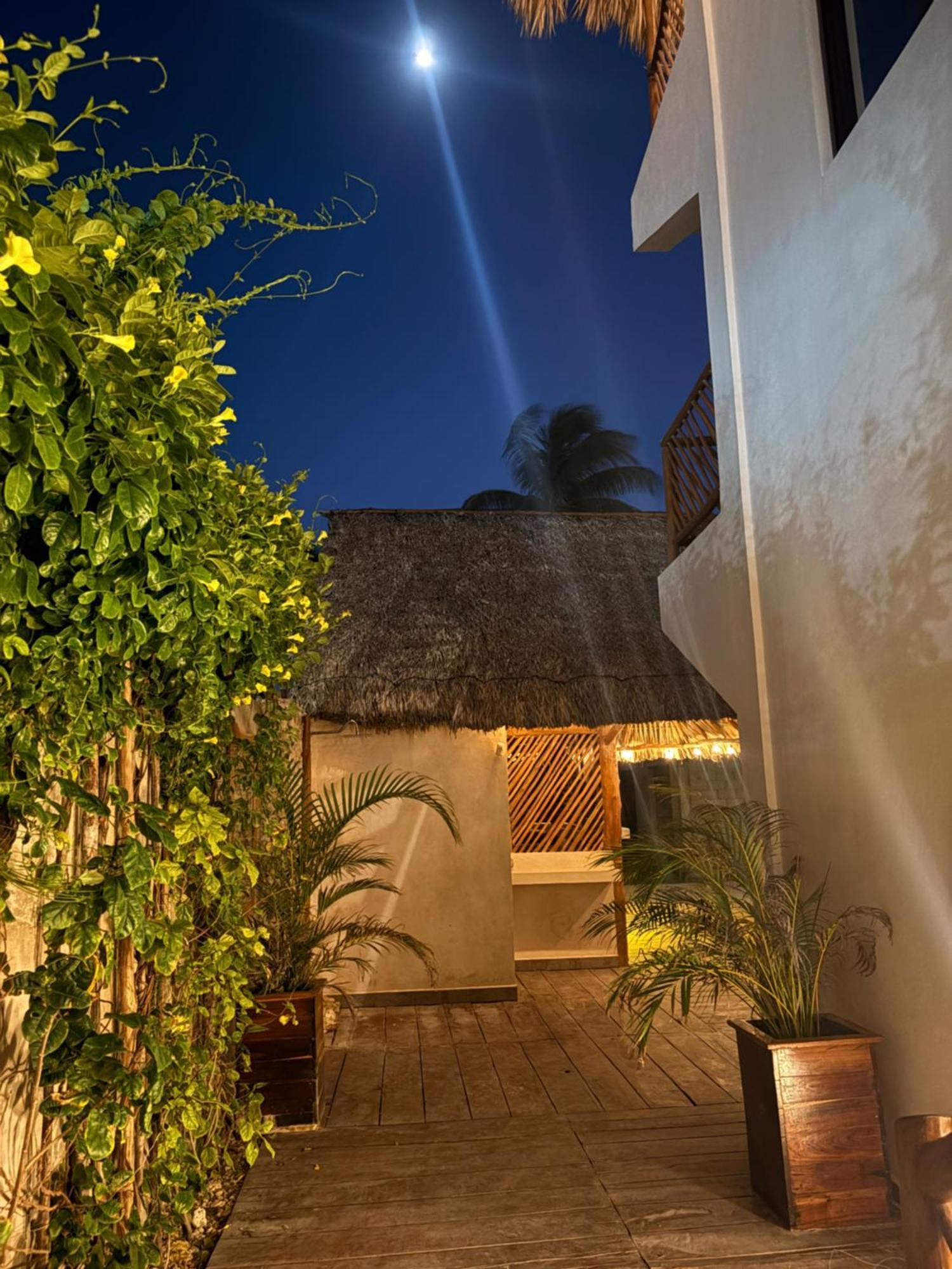 Mexhe Hotel El Cuyo Exterior photo